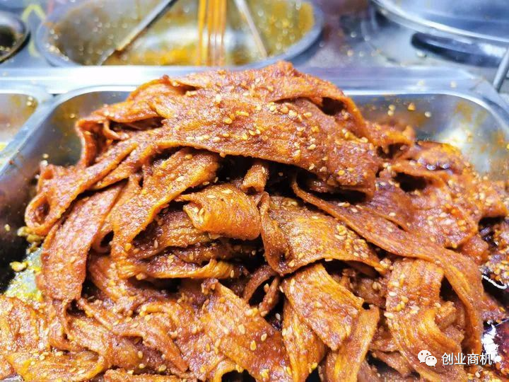 90小伙做街头火爆小生意，一份10元，一天能挣近千元！